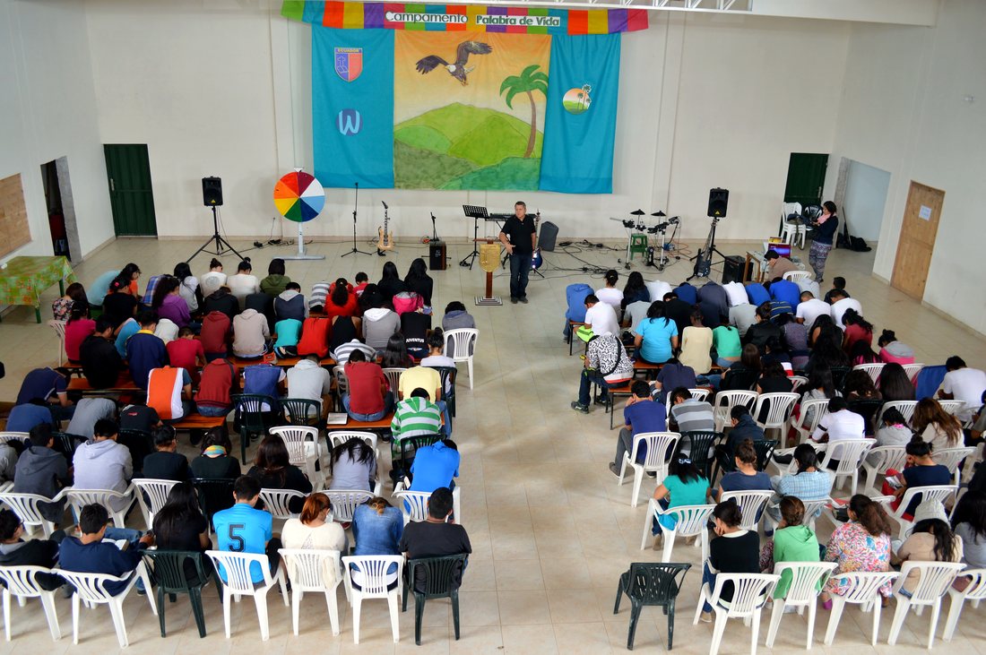 Iglesia reunida en un campamento
