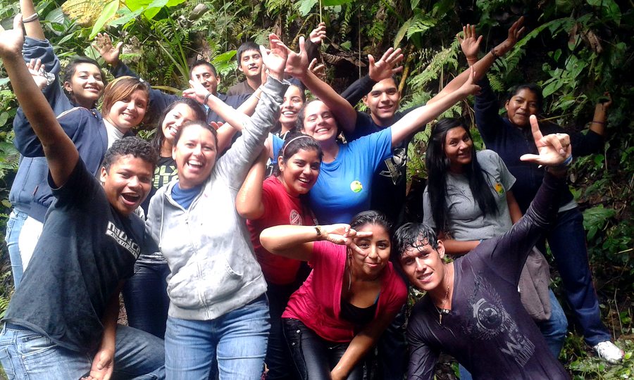 Jóvenes con las manos en alto