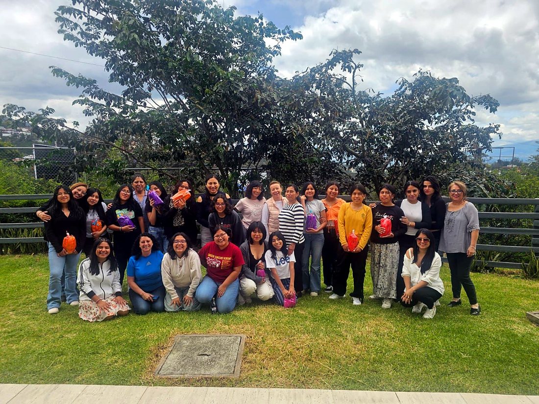 Grupo de jóvenes de la iglesia al aire libre